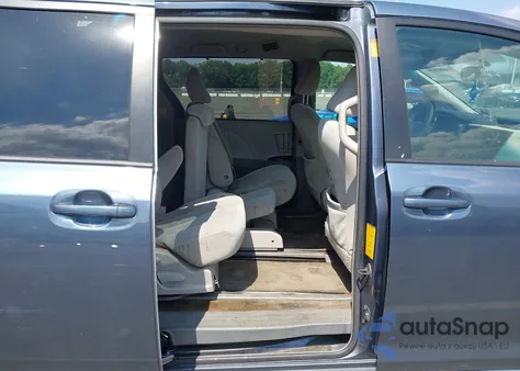 2014 Toyota Sienna Le V6 8 Passenger z USA, uszkodzony, nr VIN 5TDKK3DC7ES479935